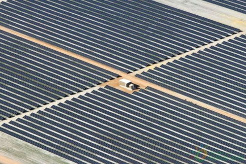 First Solar的Beryl太阳能电场首次安装Series 6光伏组件